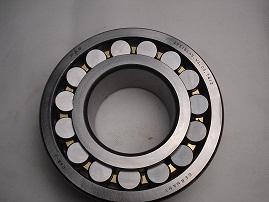 24020-2CS2/VT143 spherical roller bearing